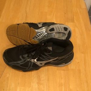 Mizuno wave volleyball shoes. Size women’s 8.